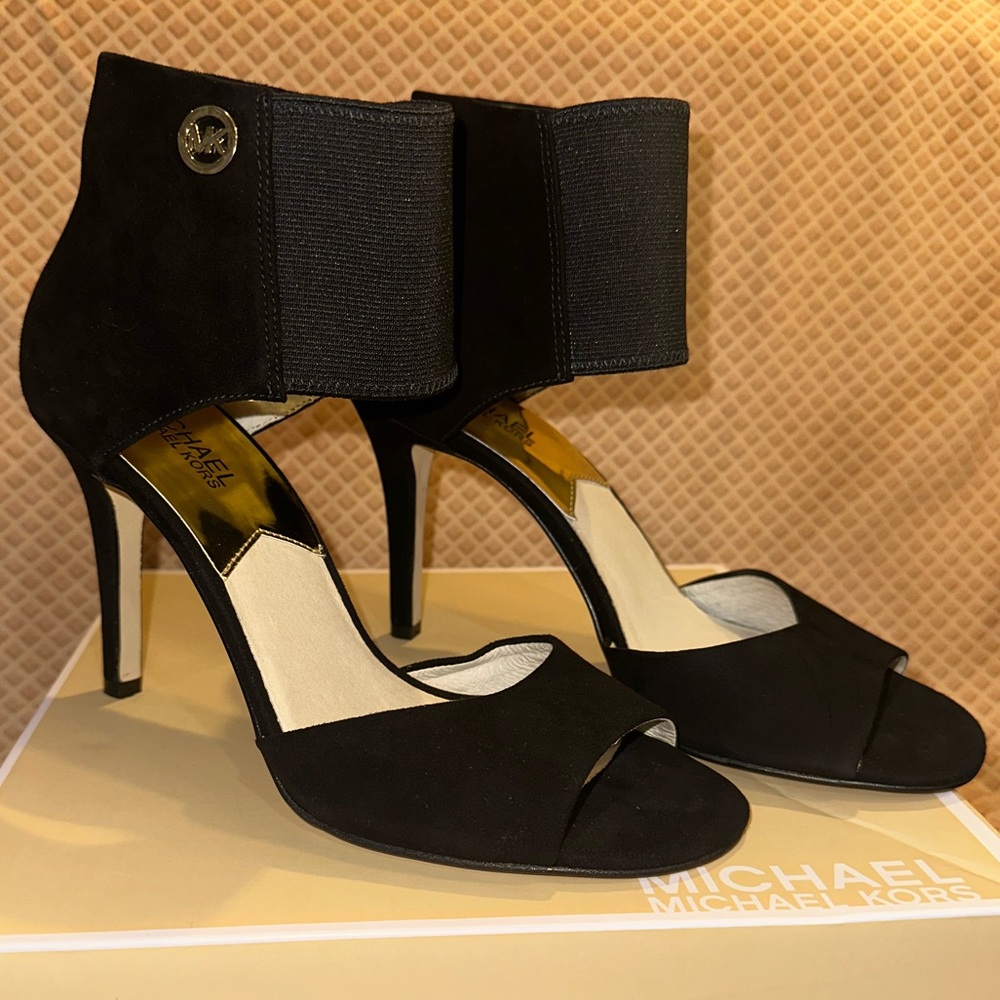 MICHAEL by Michael Kors Size 9 Vintage Sivian Peep
Toe Logo Cuff Suede Bootie